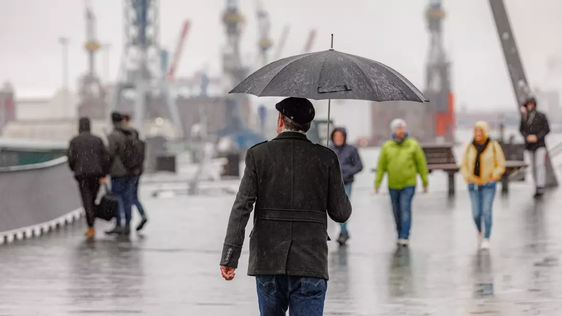 Ungemütliches und stürmisches Wetter ist für die Nordseeküste vorhergesagt - doch die befürchtete Sturmflut ist ausgeblieben.  - Bild: Markus Scholz/dpa