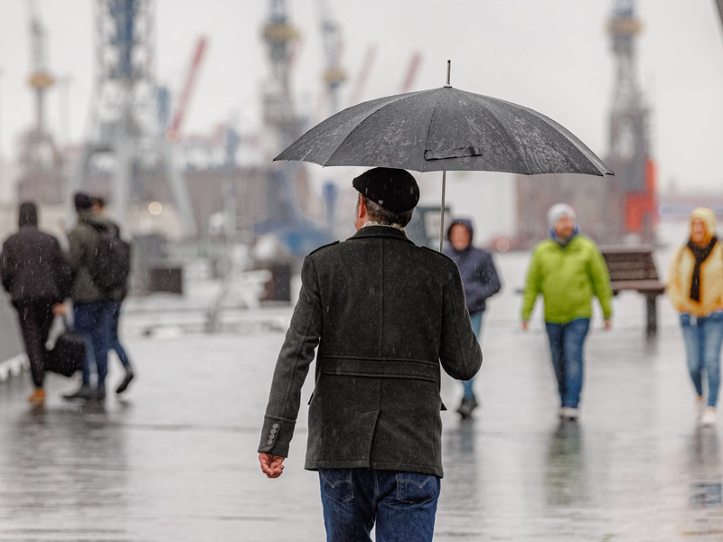Ungemütliches und stürmisches Wetter ist für die Nordseeküste vorhergesagt - doch die befürchtete Sturmflut ist ausgeblieben.  - Foto: Markus Scholz/dpa