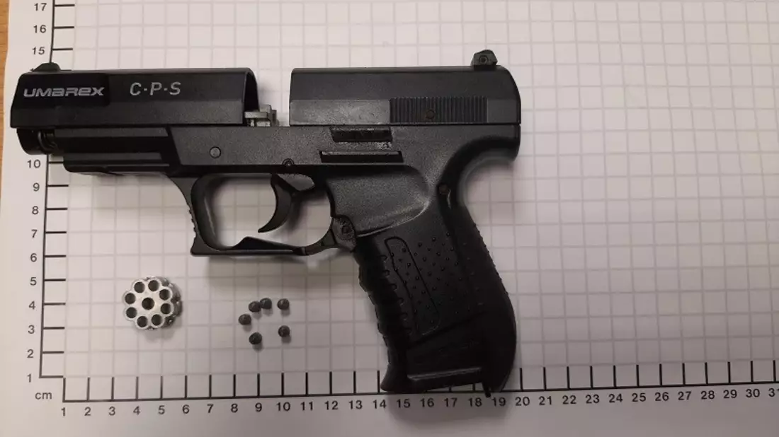 BPOL NRW: Bundespolizei stellt CO2- Waffe bei 41-jähriger Münsteranerin sicher - Bild: presseportal.de
