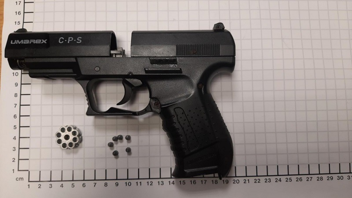 BPOL NRW: Bundespolizei stellt CO2- Waffe bei 41-jähriger Münsteranerin sicher - Foto: presseportal.de