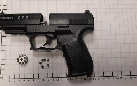 BPOL NRW: Bundespolizei stellt CO2- Waffe bei 41-jähriger Münsteranerin sicher - Foto: presseportal.de