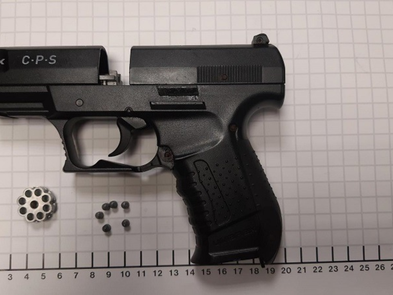 BPOL NRW: Bundespolizei stellt CO2- Waffe bei 41-jähriger Münsteranerin sicher - Foto: presseportal.de