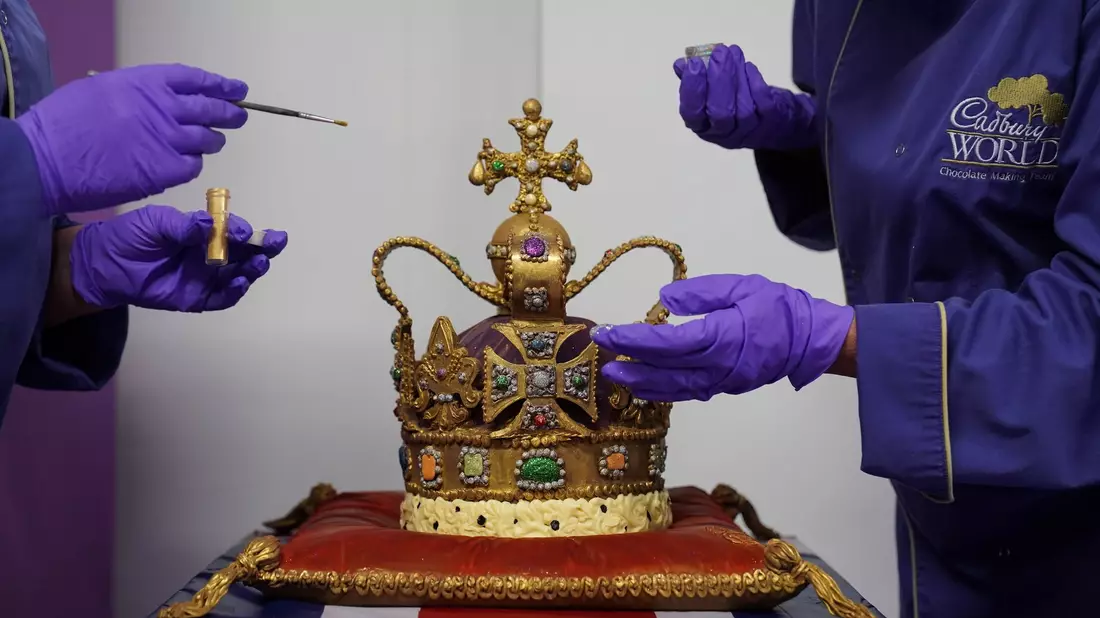 Zur Krönung von Charles III. gab es von Cadbury noch eine Schoko-Krone. (Archivbild) - Bild: Jacob King/PA Wire/dpa