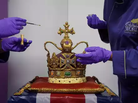 Zur Krönung von Charles III. gab es von Cadbury noch eine Schoko-Krone. (Archivbild) - Foto: Jacob King/PA Wire/dpa