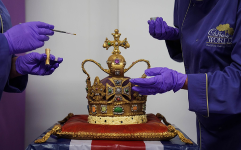 Zur Krönung von Charles III. gab es von Cadbury noch eine Schoko-Krone. (Archivbild) - Foto: Jacob King/PA Wire/dpa Zur Krönung von Charles III. gab es von Cadbury noch eine Schoko-Krone. (Archivbild) - Foto: Jacob King/PA Wire/dpa