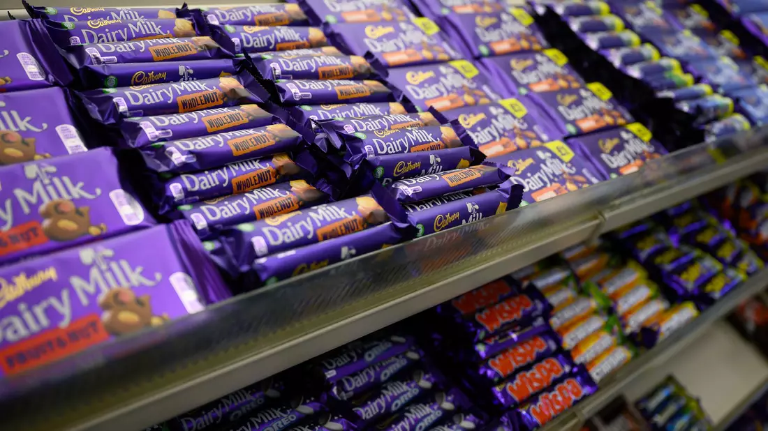 Fehlen an keinem Kiosk in Großbritannien: Artikel von Cadbury. (Archivbild) - Bild: Sebastian Gollnow/dpa