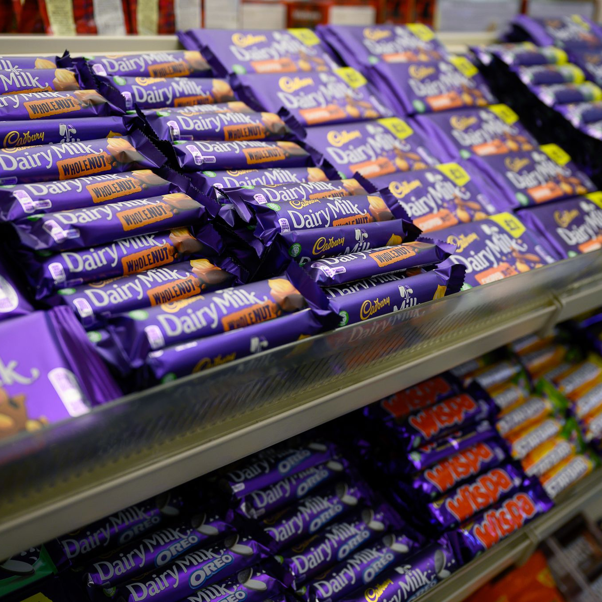 Fehlen an keinem Kiosk in Großbritannien: Artikel von Cadbury. (Archivbild) - Foto: Sebastian Gollnow/dpa