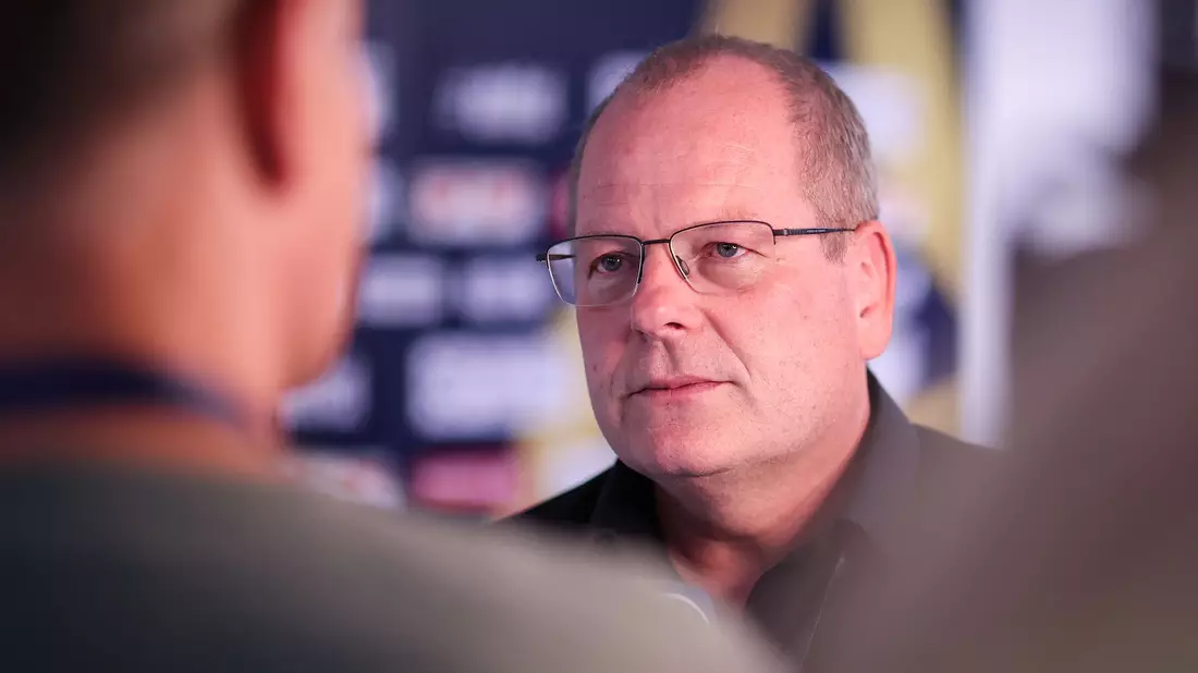 Magdeburgs Manager Marc-Henrik Schmedt beantragte die Spielverlegung. - Bild: Ronny Hartmann/dpa