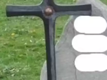 POL-UL: (BC) Langenenslingen - Diebstahl auf Friedhof / Ein Unbekannter entwendete in den vergangenen Tagen ein Grabkreuz in Langenenslingen. - Foto: presseportal.de