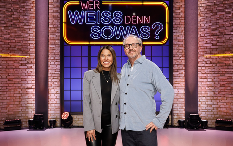 StandUp-Shootingstar quizzt mit Comedy-Altmeister: Negah Amiri und Olli Dittrich bei Wer weiß denn sowas? - Das Wissensquiz vom 6. bis 10. Januar 2025, um 18:00 Uhr im Ersten - Foto: presseportal.de