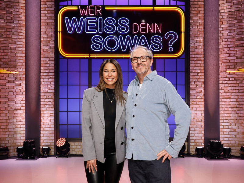 StandUp-Shootingstar quizzt mit Comedy-Altmeister: Negah Amiri und Olli Dittrich bei Wer weiß denn sowas? - Das Wissensquiz vom 6. bis 10. Januar 2025, um 18:00 Uhr im Ersten - Foto: presseportal.de