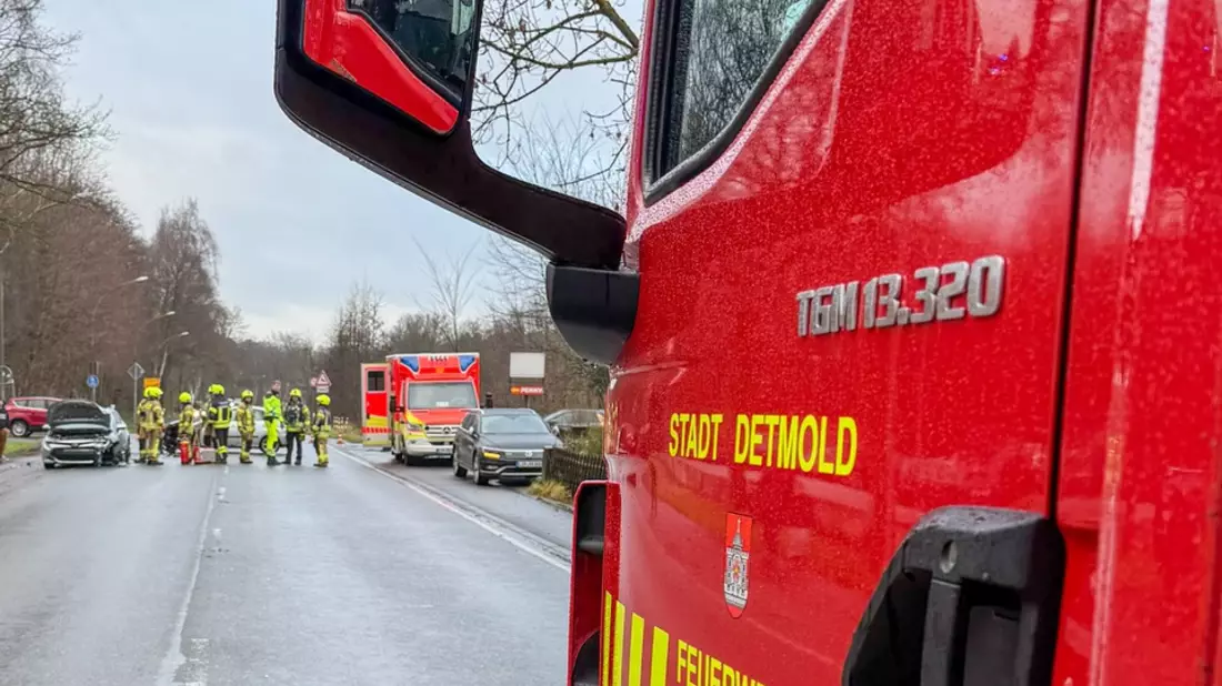 FW-DT: Zwei Einsätze für die Feuerwehr Detmold: Verkehrsunfall und lange Ölspur - Bild: presseportal.de