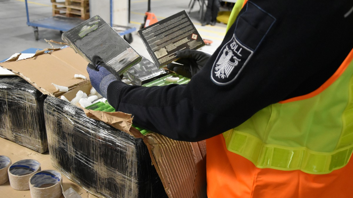 HZA-H: Zoll Hannover stoppt tonnenweise illegale Pyrotechnik - Foto: presseportal.de