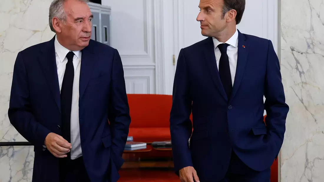 Setzt auf bekannte Köpfe: Regierungschef François Bayrou, hier mit Präsident Emmanuel Macron (Archivbild). - Bild: Ludovic Marin/AFP POOL/AP/dpa