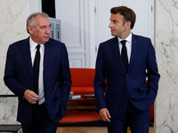 Setzt auf bekannte Köpfe: Regierungschef François Bayrou, hier mit Präsident Emmanuel Macron (Archivbild). - Foto: Ludovic Marin/AFP POOL/AP/dpa