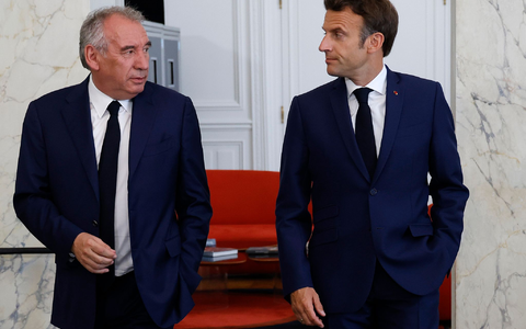 Setzt auf bekannte Köpfe: Regierungschef François Bayrou, hier mit Präsident Emmanuel Macron (Archivbild). - Foto: Ludovic Marin/AFP POOL/AP/dpa