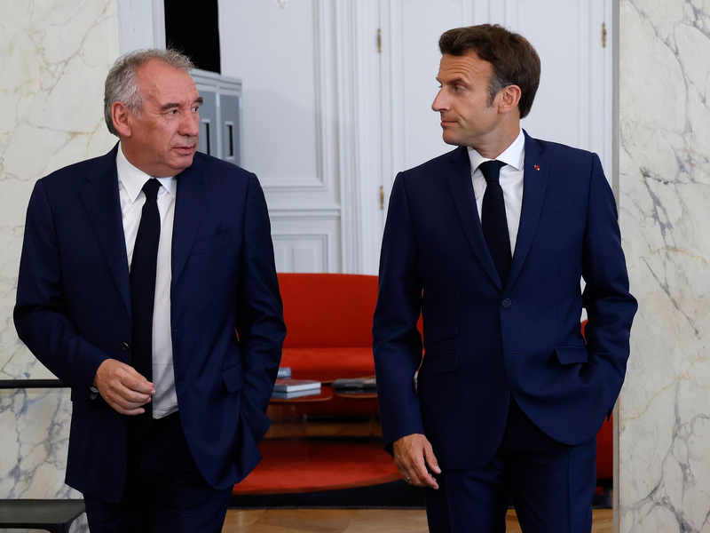 Setzt auf bekannte Köpfe: Regierungschef François Bayrou, hier mit Präsident Emmanuel Macron (Archivbild). - Foto: Ludovic Marin/AFP POOL/AP/dpa