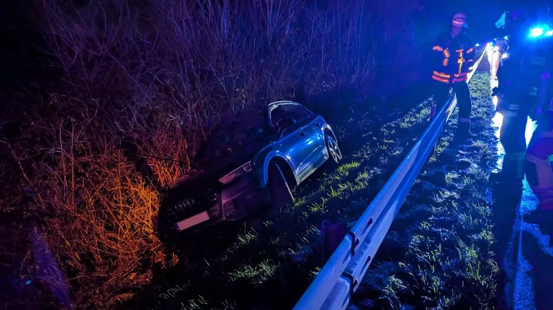 FW-WRN: TH_PERSON_KLEMMT - LZ1 - VU // 2 Fahrzeuge, ein PKW im Graben - Bild: presseportal.de