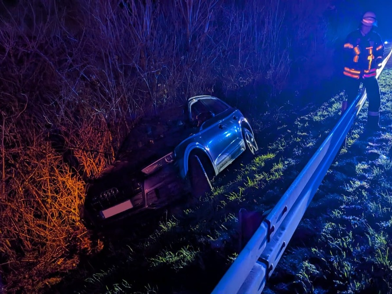 FW-WRN: TH_PERSON_KLEMMT - LZ1 - VU // 2 Fahrzeuge, ein PKW im Graben - Foto: presseportal.de