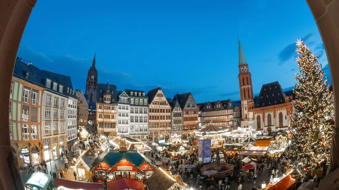Die Weihnachtsmärkte in den Innenstädten ziehen traditionell eine große Zahl an Besuchern an. - Bild: Boris Roessler/dpa