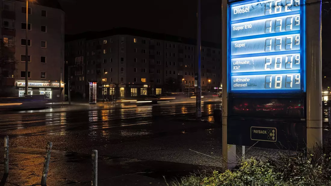 Super E10 ist in der Regel sechs Cent billiger als normales Superbenzin. (Archivbild) - Bild: Hannes P. Albert/dpa