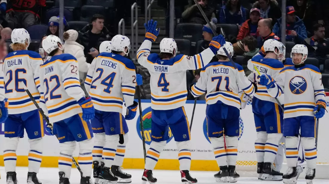 Jubel beim ersten Sieg nach zuvor 13 Niederlagen: Die Buffalo Sabres um JJ Peterka. - Bild: Frank Franklin II/AP/dpa