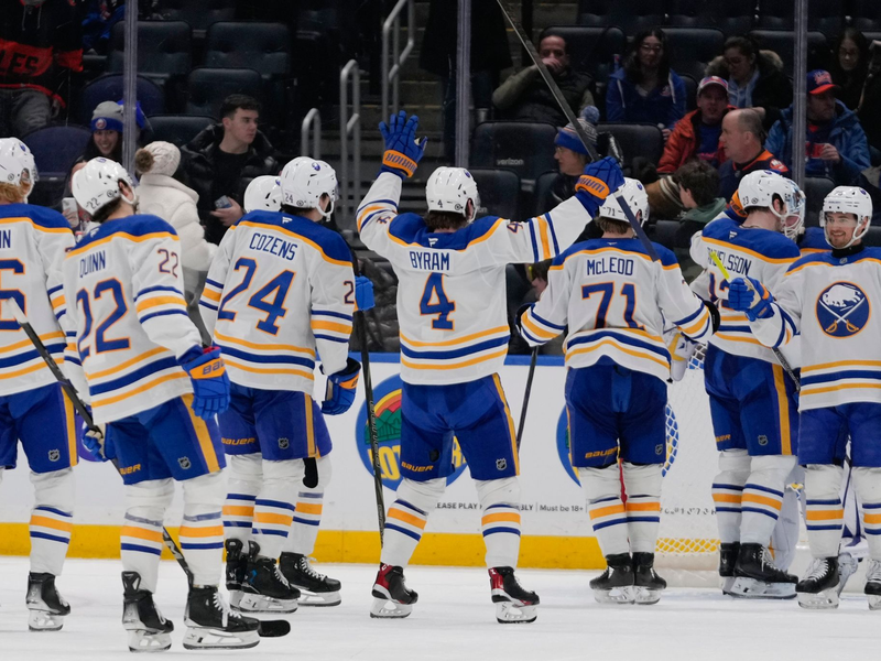 Jubel beim ersten Sieg nach zuvor 13 Niederlagen: Die Buffalo Sabres um JJ Peterka. - Foto: Frank Franklin II/AP/dpa