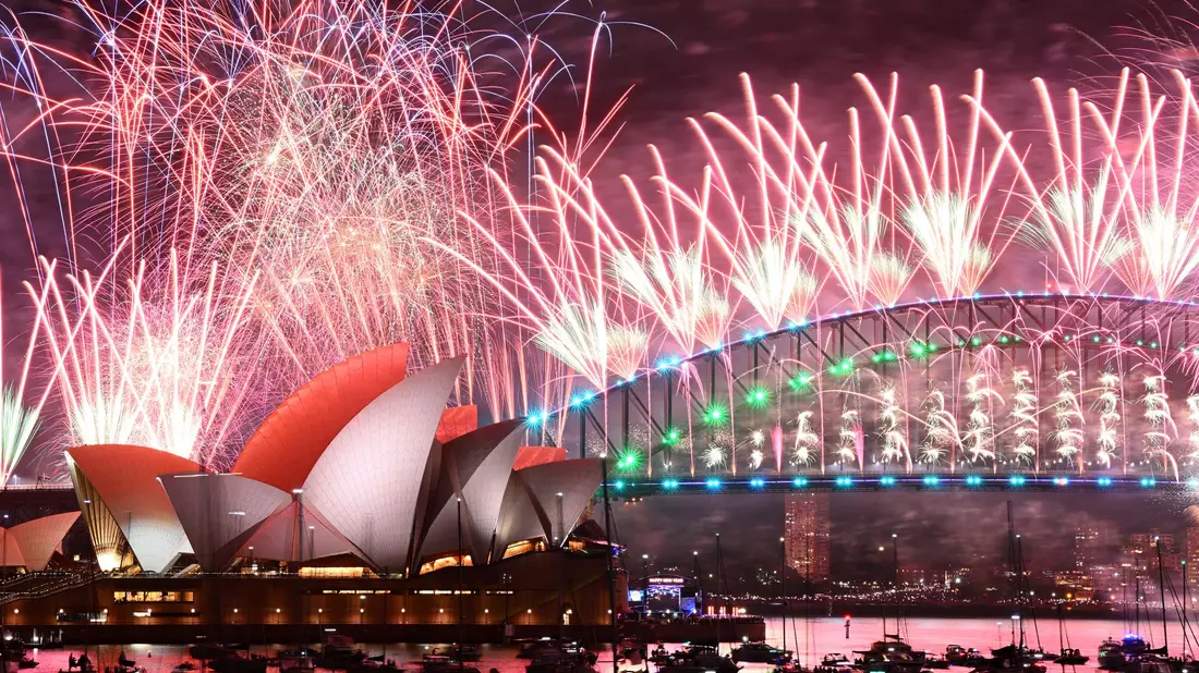 Das Mega-Feuerwerk vor der ikonischen Kulisse der Harbour Bridge und des Opernhauses ist weltberühmt. - Bild: Dan Himbrechts/AAP/dpa