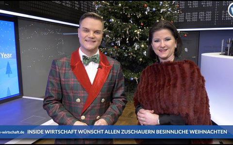 Jessica Schwarzer und Manuel Koch wünschen frohe Weihnachten von der Frankfurter Börse - Foto: inside-wirtschaft.de Jessica Schwarzer und Manuel Koch wünschen frohe Weihnachten von der Frankfurter Börse - Foto: inside-wirtschaft.de