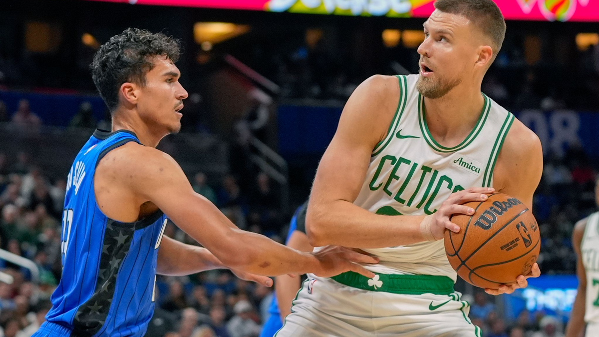 Franz Wagner (rechts) führte die Orlando Magic mit 32 Punkten zum Sieg gegen die Boston Celtics. - Foto: John Raoux/AP/dpa