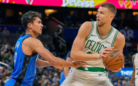 Tristan da Silva (l) erzielte für Orlando den Siegtreffer gegen Boston. - Foto: John Raoux/AP/dpa