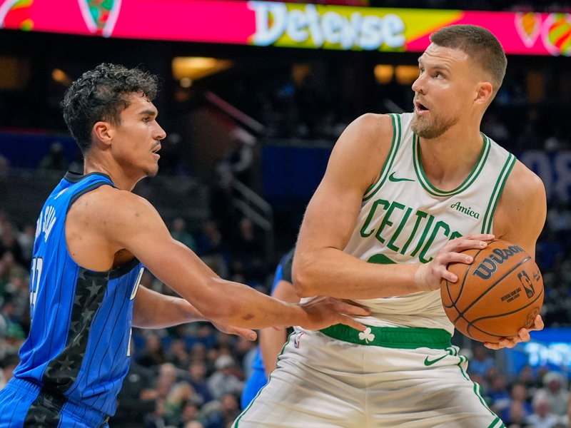 Franz Wagner (rechts) führte die Orlando Magic mit 32 Punkten zum Sieg gegen die Boston Celtics. - Foto: John Raoux/AP/dpa