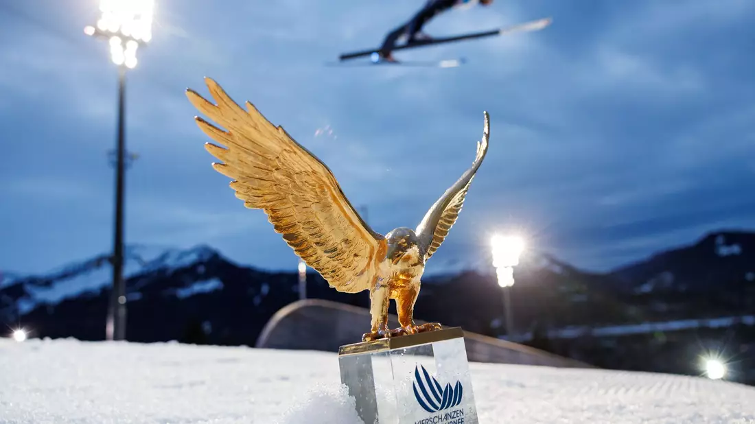 Das Objekt der Begierde: Der goldene Adler für den Tournee-Champion. - Bild: Daniel Karmann/dpa