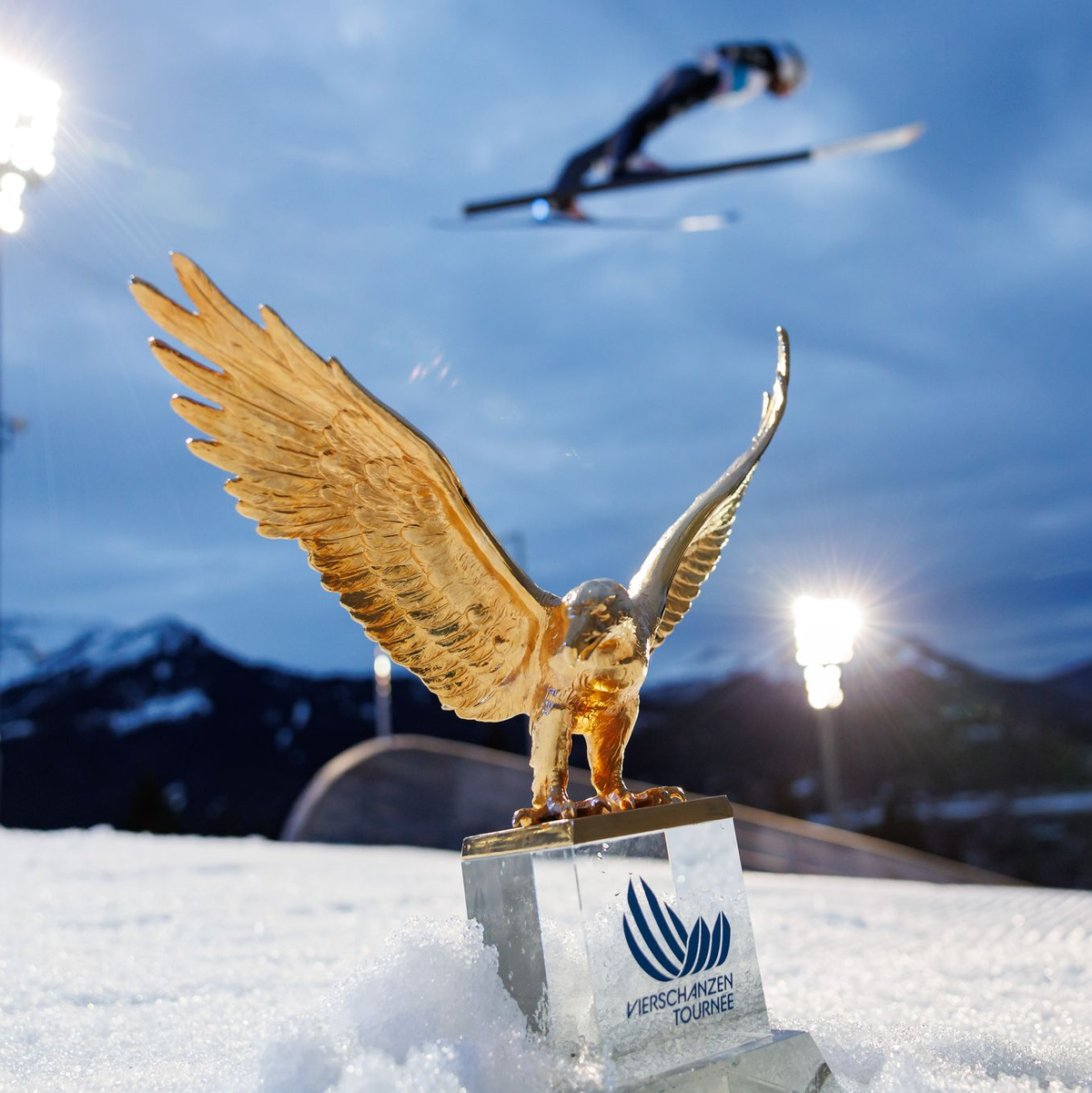 Das Objekt der Begierde: Der goldene Adler für den Tournee-Champion. - Foto: Daniel Karmann/dpa