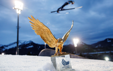Das Objekt der Begierde: Der goldene Adler für den Tournee-Champion. - Foto: Daniel Karmann/dpa