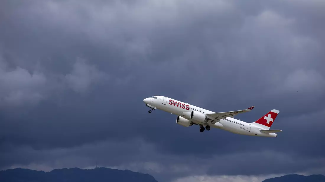 Ein Sonderflug bringt die von einem Notfall bei der Swiss betroffenen Passagiere nach Zürich - Bild: Salvatore Di Nolfi/KEYSTONE/dpa