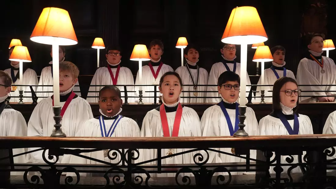 Zum ersten Mal dürfen Mädchen im Chor von St. Paul's mitsingen. - Bild: Lucy North/PA Wire/dpa