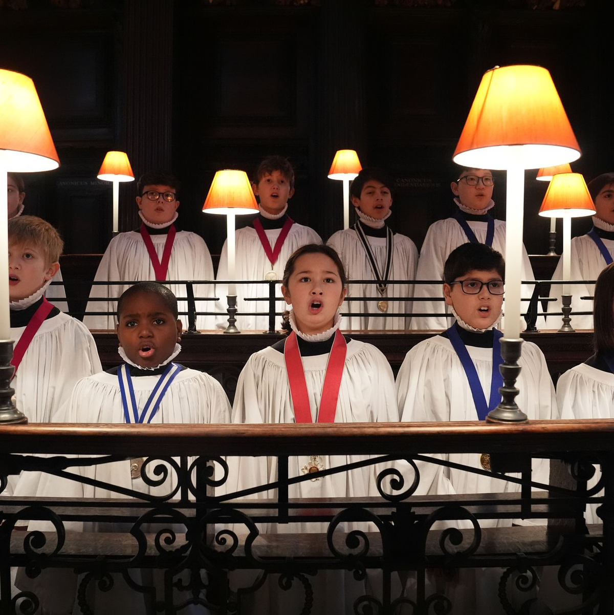 Zum ersten Mal dürfen Mädchen im Chor von St. Paul's mitsingen. - Foto: Lucy North/PA Wire/dpa