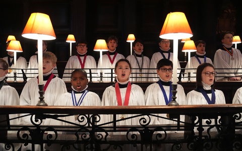 Zum ersten Mal dürfen Mädchen im Chor von St. Paul's mitsingen. - Foto: Lucy North/PA Wire/dpa