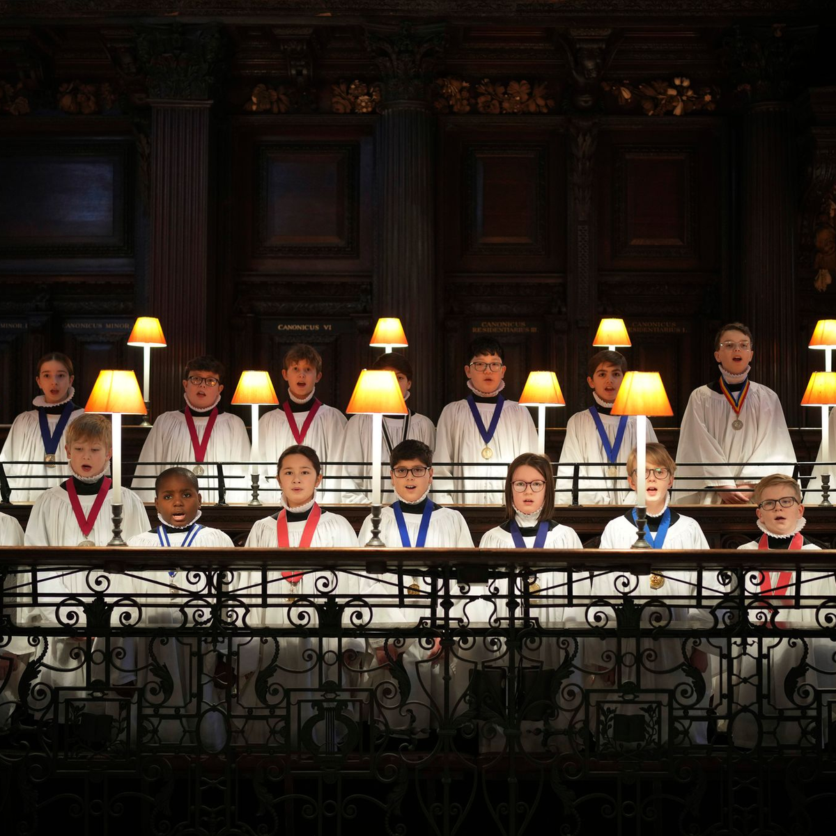 Zwei Mädchen sind seit Juni volle Mitglieder des Chors. - Foto: Kin Cheung/AP/dpa