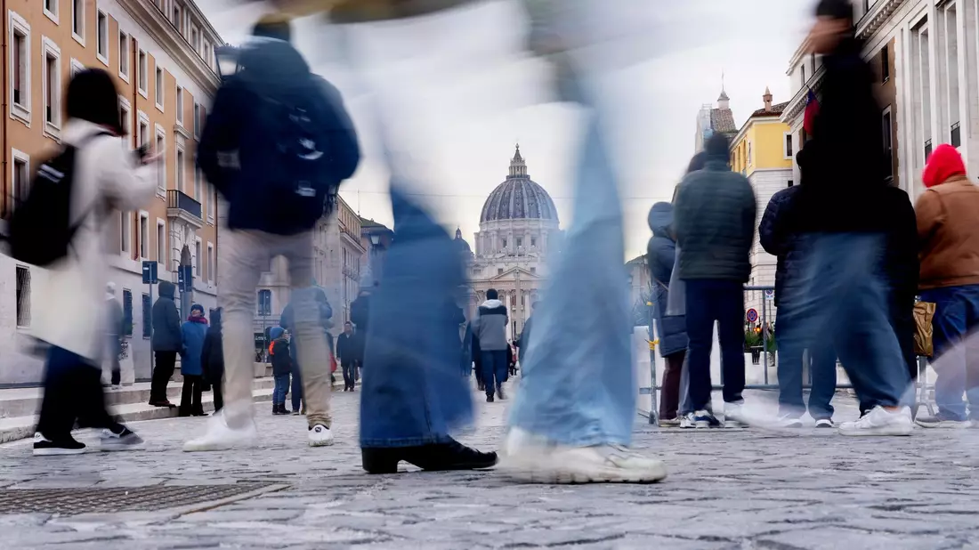 Vorher eine vielbefahrene Straße, nun eine Fußgängerzone. - Bild: Gregorio Borgia/AP/dpa