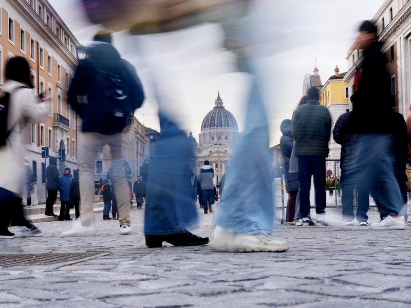 Vorher eine vielbefahrene Straße, nun eine Fußgängerzone. - Foto: Gregorio Borgia/AP/dpa
