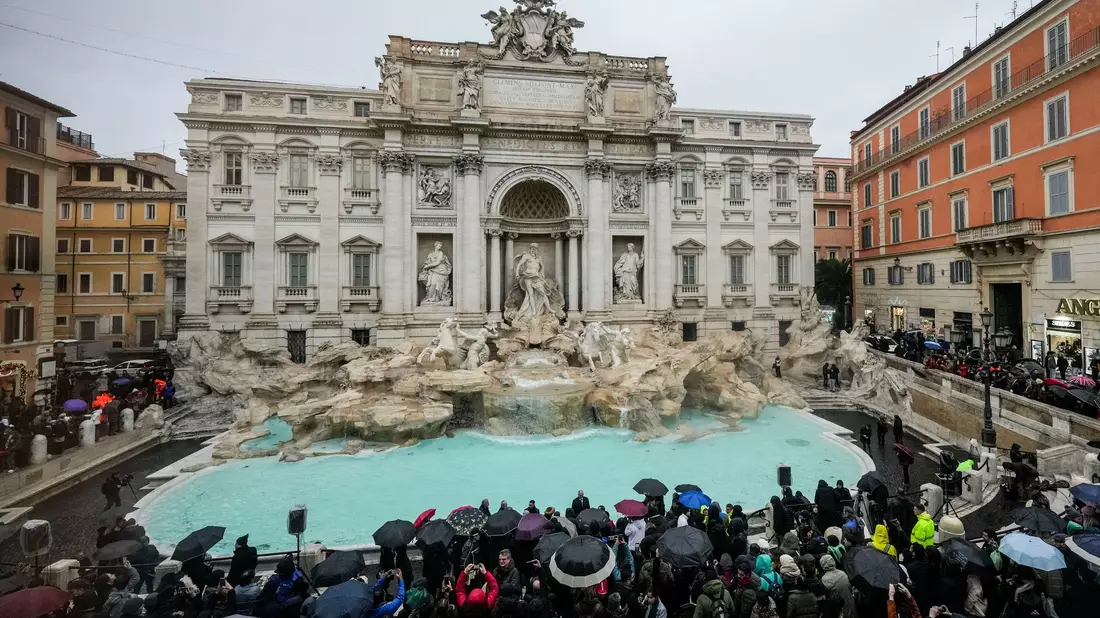 Der Trevi-Brunnen erstrahlt in neuem Glanz. - Bild: Andrew Medichini/AP/dpa