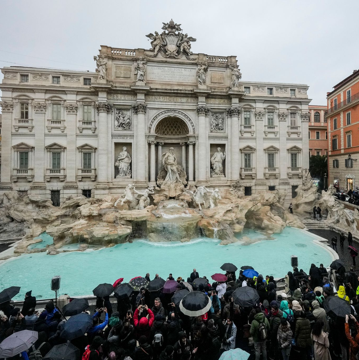 Der Trevi-Brunnen erstrahlt in neuem Glanz. - Foto: Andrew Medichini/AP/dpa