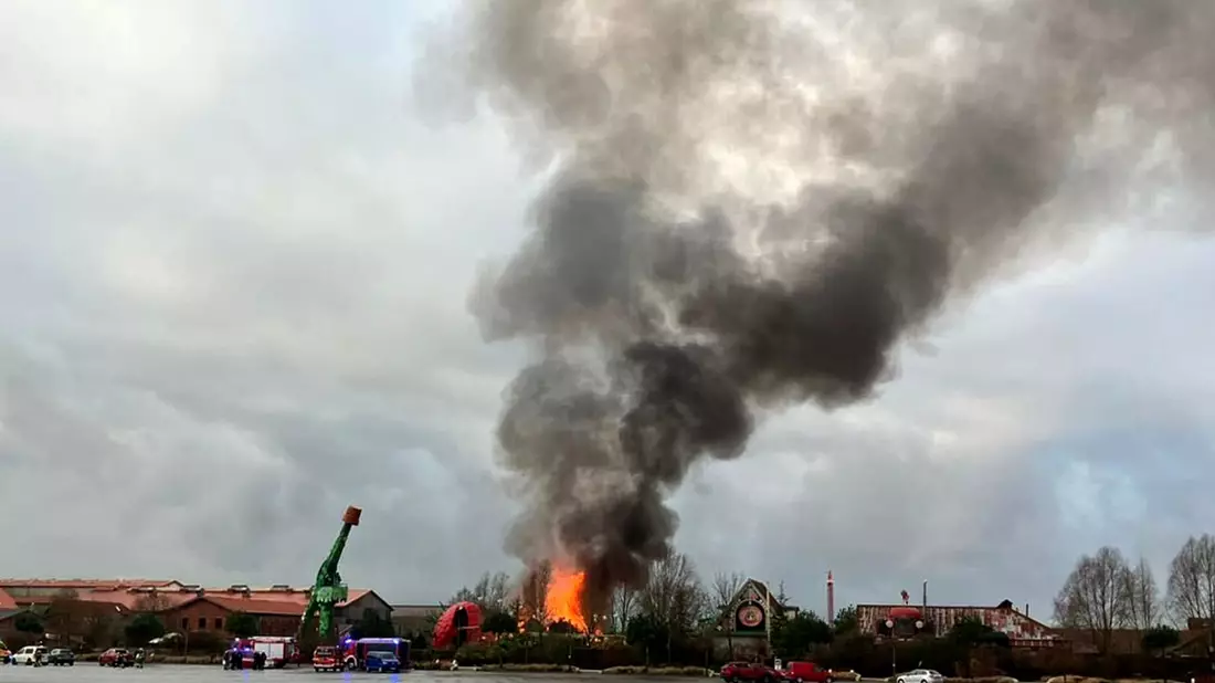 Ein Brand an einer Traktorbahn hat voraussichtlich zu einem Millionenschaden geführt. - Bild: Cindy Riechau/dpa