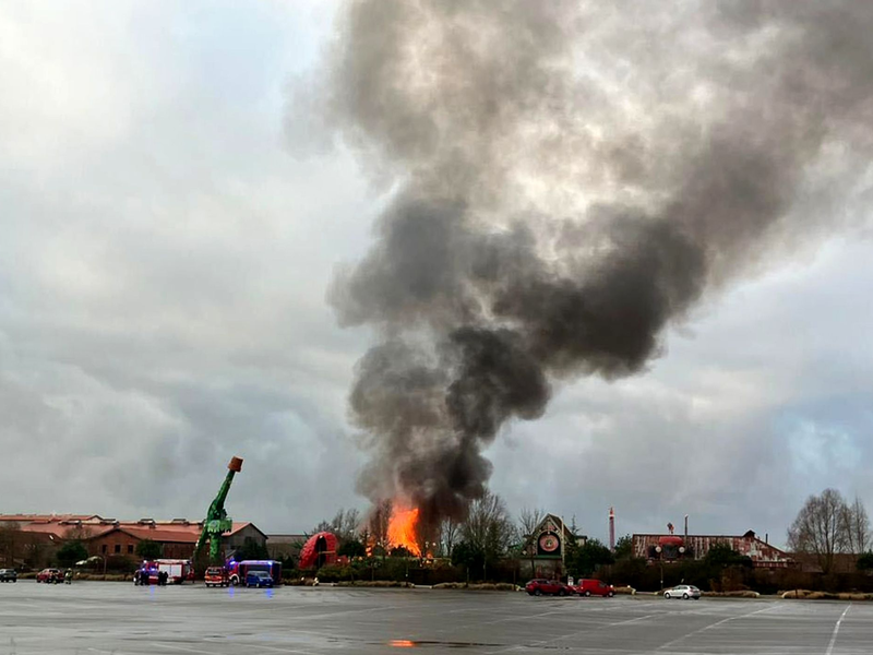Ein Brand an einer Traktorbahn hat voraussichtlich zu einem Millionenschaden geführt. - Foto: Cindy Riechau/dpa