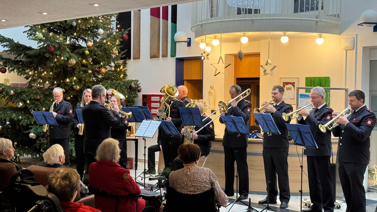 FW Tönisvorst: Musikzug der Freiwilligen Feuerwehr Tönisvorst bringt Weihnachtsfreude ins Altenheim St. Tönisvorst - Foto: presseportal.de
