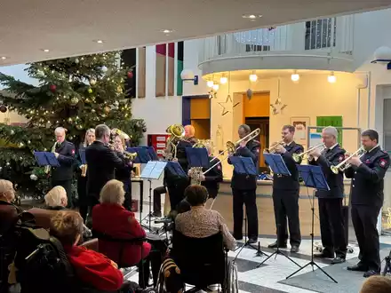 FW Tönisvorst: Musikzug der Freiwilligen Feuerwehr Tönisvorst bringt Weihnachtsfreude ins Altenheim St. Tönisvorst - Foto: presseportal.de
