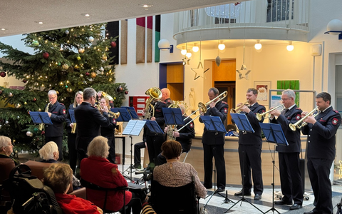 FW Tönisvorst: Musikzug der Freiwilligen Feuerwehr Tönisvorst bringt Weihnachtsfreude ins Altenheim St. Tönisvorst - Foto: presseportal.de FW Tönisvorst: Musikzug der Freiwilligen Feuerwehr Tönisvorst bringt Weihnachtsfreude ins Altenheim St. Tönisvorst - Foto: presseportal.de