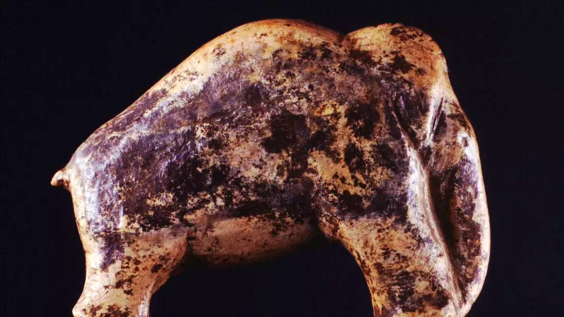 Eiszeitmenschen haben Skulpturen aus Mammut-Elfenbein angefertigt, wie diese rund 35.000 Jahre alte Darstellung eines Mammuts. (Illustration)   - Bild: picture-alliance/ dpa